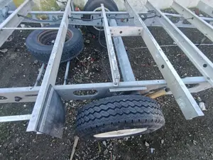 Sașiu remorca auto pentru cuburi sau stupi 1700Kg