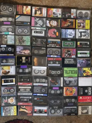 Casete audio deosebite aproape noi