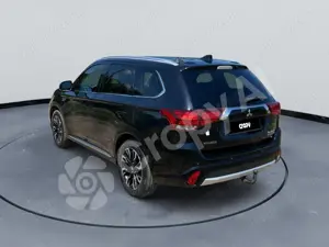 Mitsubishi Outlander PHEV 4x4 sau variante dubiță 8+1 locuri și diferență - imagine 7