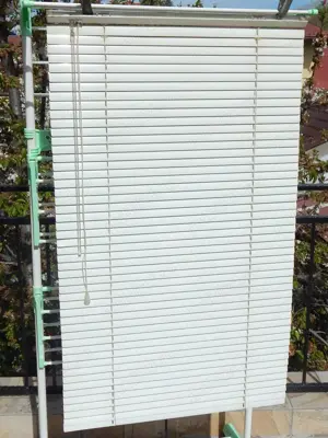 Jaluzea metalica alba dimensiuni 118 x 65 cm anii 1990 utilizata
