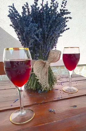 Vând vin de casă roșu