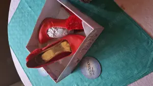 vând diferite obiecte xe se vad innpoza