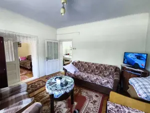 Casa pe un nivel renovata,curte individuala teren 780mp - imagine 4