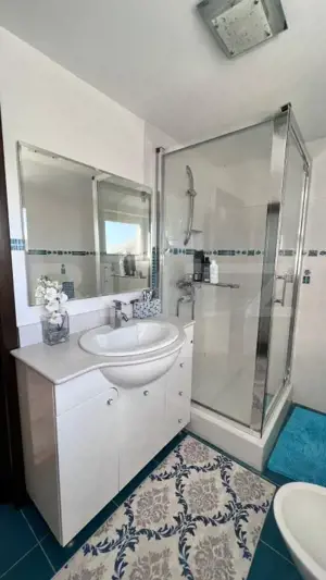 Acasă, în spatele parcului: casă inteligentă cu birou, terase și infrastructură  - imagine 20