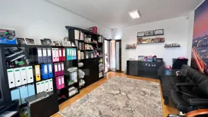 Acasă, în spatele parcului: casă inteligentă cu birou, terase și infrastructură  - imagine 16