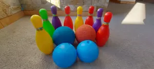 Set bowling 8 buc și doua bile +2 mingi din burete cadou