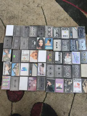 Casete audio  cu carcasa