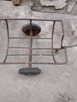 Căruț vechi de butelii 