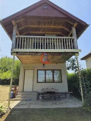 Cabana cu 2 dormitoare la Lacul Surduc – P+M, teren 445 mp, 2 terase, zon? verde superb?. - imagine 2