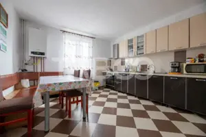 Casa de vanzare cu 4 dormitoare 2 bai si pivinita in Selimbar - imagine 9