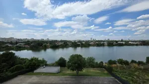 APARTAMENT CU TERASA GENEROASA SI VEDERE UNICA CATRE LAC