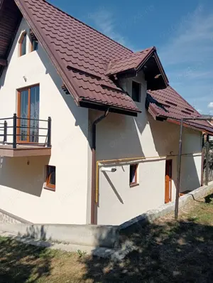 Vând casă -vila la Comarnic cu toate utilitățile necesare.