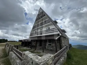 Proprietate turistică în Vârful Roman – Horezu, vedere panoramică