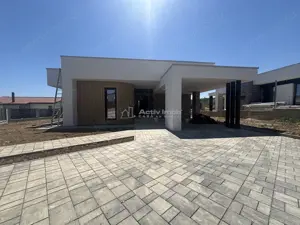 Eleganta si spatiu intr-un cadru natural  - vile noi aproape de centrul orasului