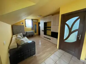 Închiriez garsonieră la casa