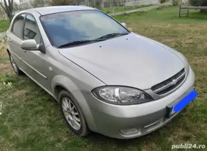 Vand Chevrolet Lacetti si un Renault Clio 