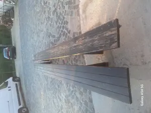 Vând 2 băncuțe pentru terasă, 4 metri lungime, una ușor degradata , lemn de brad .