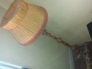 Lampadar cu picior de lemn