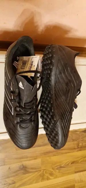 Vand ghete fotbal Adidas Predator