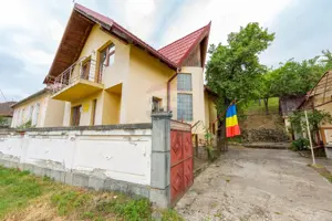 Proprietate compusă din două case - zonă liniștită  155.000 euro