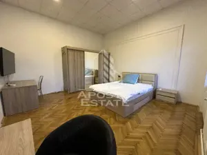 Apartament cu 2 camere, ultracentral, la etajul 1 in cladire istorica.