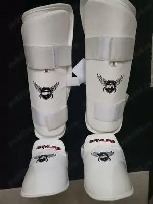 Vând tibiere si botosei karate albe si roșii, marimea M