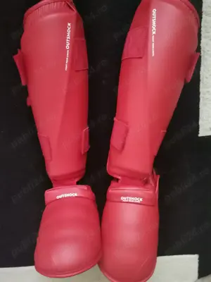 Vând tibiere si botosei karate roșii, marimea M, noi. 
