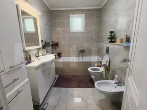 Casa ultra finisată și mobilata cu 3 camere 1 living și o terasă generoasă  - imagine 13