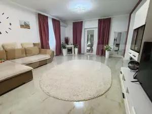 Casa ultra finisată și mobilata cu 3 camere 1 living și o terasă generoasă 