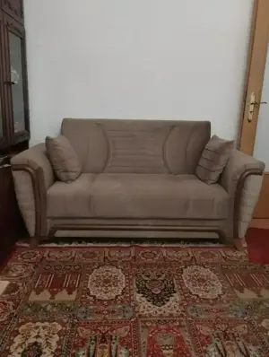 Canapea bej de 2locuri, extensibila