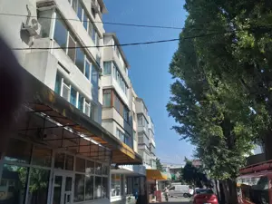 Propietar sch.apartament 3 camere cu una camera