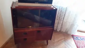 Comoda TV tip clasic, cu picioare