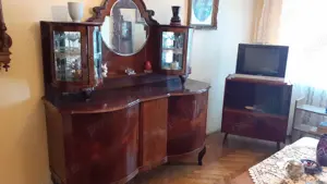 Bufet antic furniruit lucios