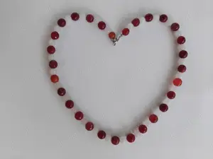 Colier din margele medii rotunde de cuart roz si granate mari rotunde, fatetate