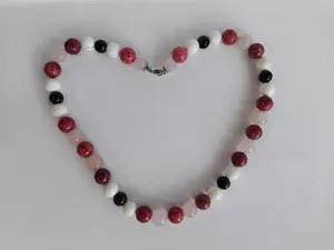 Colier din cuart roz si coral, opal tibetan alb si onix negru