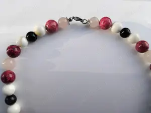 Colier din cuart roz si coral, opal tibetan alb si onix negru - imagine 2