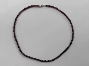 Colier din granate mici rotunde, cu inchizatoare de argint