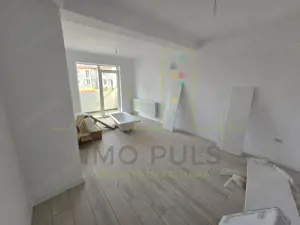 Apartament la parter cu balcon. Bucatarie separata. Loc de parcare