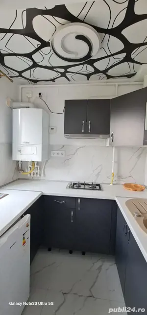 Vând apartament cu 3 camere, zona Teatru, Hunedoara, 45000 euro neg