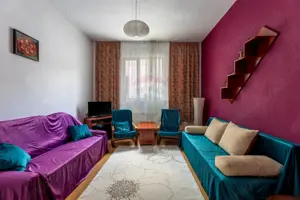 Casă de inchiriat  2 camere, curte intimă – zonă centrală