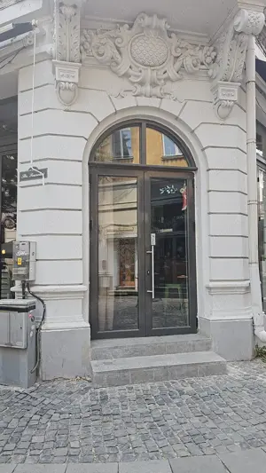 Angajam ospatari si oameni la vase in centrul vechi