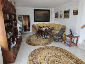 Proprietate spatioasa de vanzare in Gaesti, Dambovita - ideala pentru locuit sau agropensiune - imagine 2