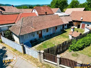 Casa traditionala din lemn, cu sura din piatra, Arcus, Covasna.