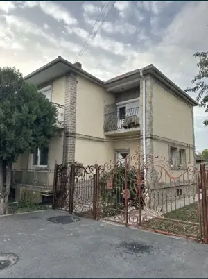 BRASADAS vinde PARTERUL unei case in zona Botizului.