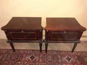 Vand doua noptiere din lemn lucios