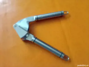 Aparat presă zdrobitor de semințe de usturoi, defect parțial 