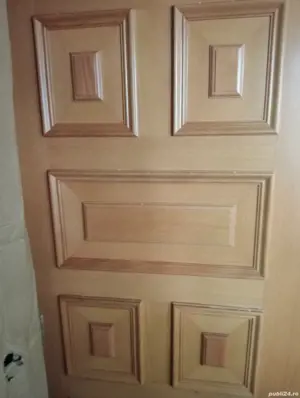 ușă blindată îmbrăcată în lemn 