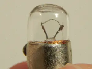 Bec mic cu filament 12 Volti 2 Watti tip SE 7425 - imagine 4