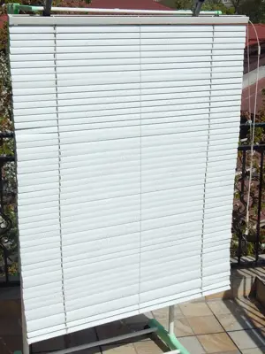 Jaluzea metalica alba dimensiuni 115 x 92 cm anii 1990