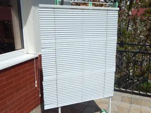 Jaluzea metalica alba dimensiuni 115 x 92 cm anii 1990 utilizata